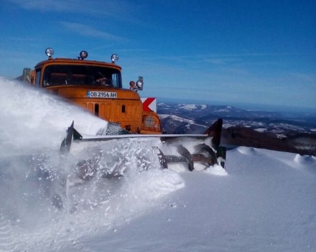 Разчистват Троянския проход, преспите достигнаха до метър и половина