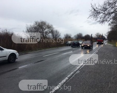 Търсят фирма, която да ремонтира път убиец край Пловдив