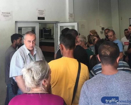 Служителите от големите фирми няма да се редят за документи, полицията осигури мобилни екипи