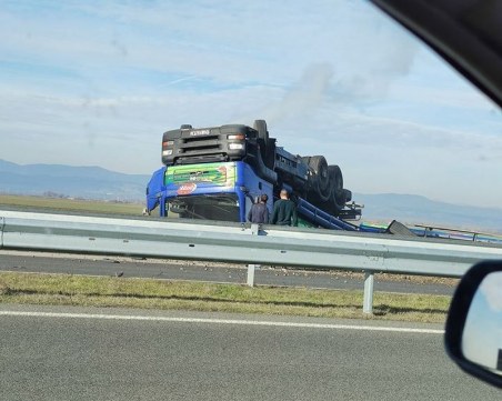 Тир се обърна по таван на магистрала Тракия, полиция и линейка са на място