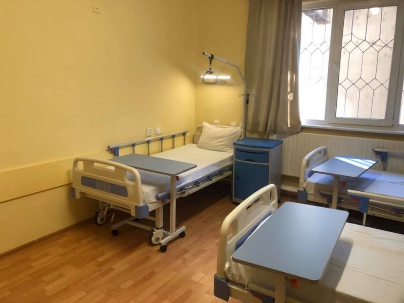 Четири стаи от болницата в Стамболийски светнаха след ремонт
