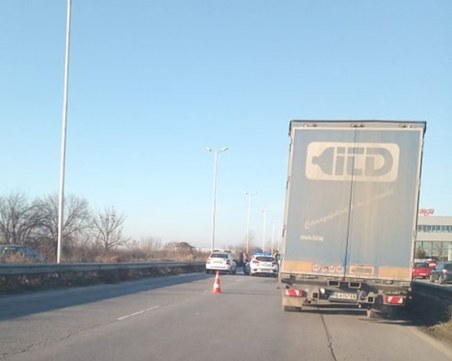 Две катастрофи затапиха движението на Карловско шосе