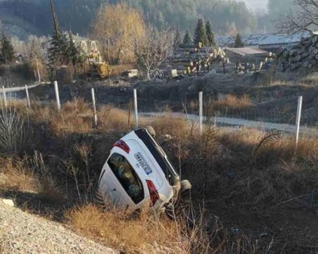 Кола с гърци се обърна на магистрала 