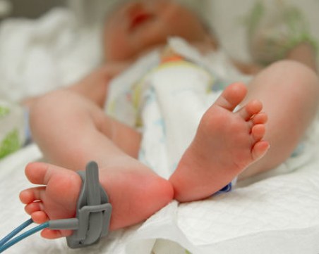 Отнеха 7-месечно бебе от българско семейство в Хамбург