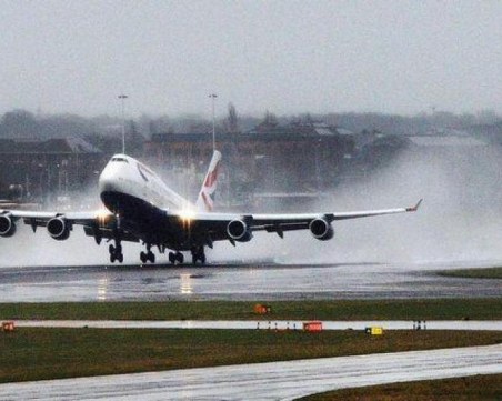 Самолет кацна аварийно на летище в Канада