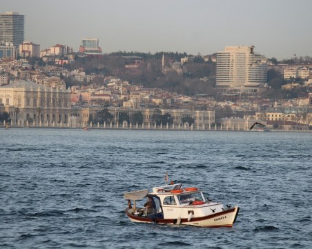 Трима са в неизвестност след сблъсък между лодка и танкер