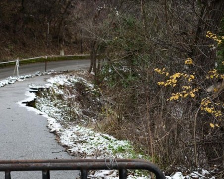 Затварят пътя Асеновград – село Лясково за ремонт на свлачището под Асенова крепост