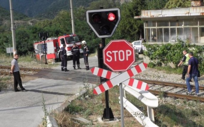 Втора жертва след инцидента на железопътен прелез в Сливенско