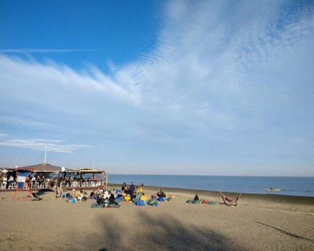 Бургазлии опънаха хавлиите и се радват на януарското слънце