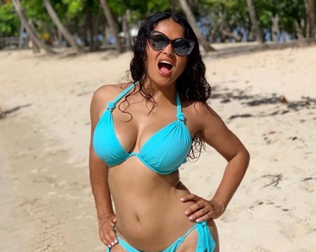 Маймуна нападна Салма Хайек