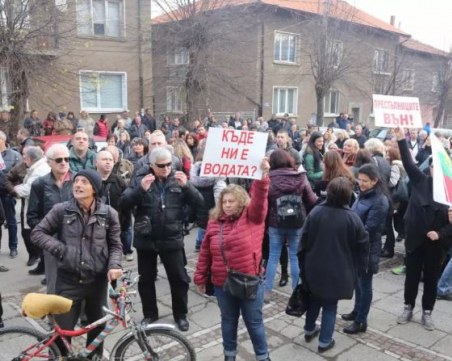 Перничани на протест! Блокират движението
