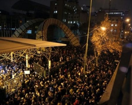 Техеран разтърсен от гневни протести заради сваления самолет