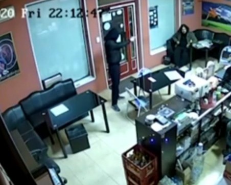 Въоръжени нахлуха в пункт за спортни залагания в Русе