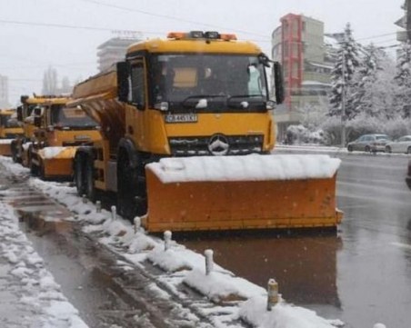 Обработват улиците в София със смеси срещу заледяване