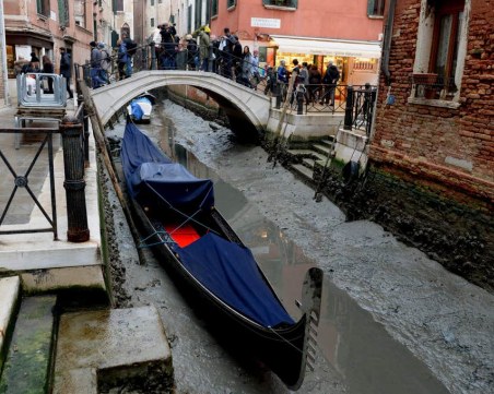 Суша! Каналите във Венеция останаха без вода