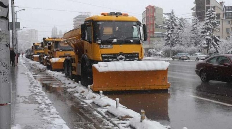 Обработват улиците в София със смеси срещу заледяване