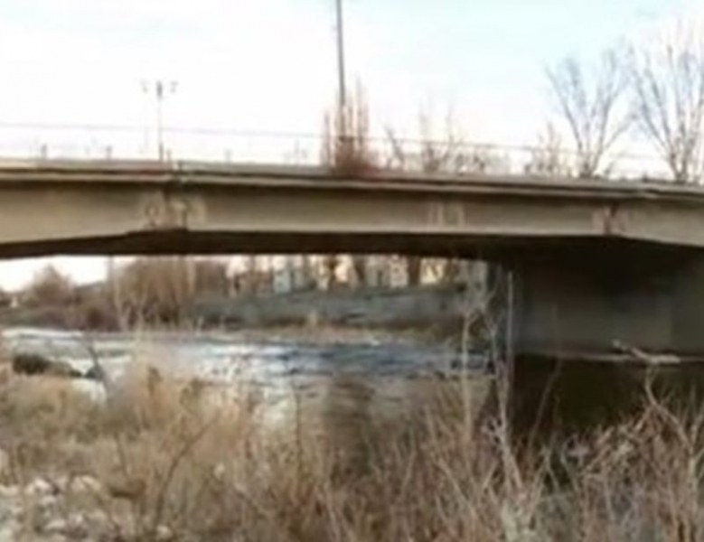 Откриха мъртъв 20-годишен мъж, паднал с колата си от мост в Ловеч