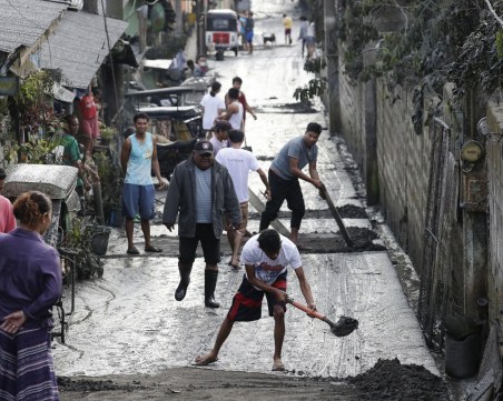 Бедствие във Филипините: Над 75 труса през нощта и дъжд от лава
