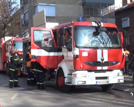 Пожар изпепели две къщи, горя и цех за пелети