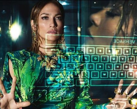 Джей Ло е лицето на Версаче за пролет-лято 2020