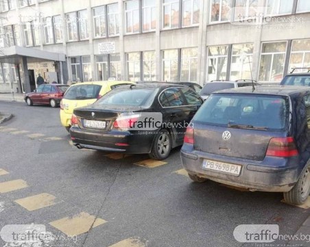 Хаос пред поликлиника в Пловдив! Пешеходната пътека стана място за паркиране