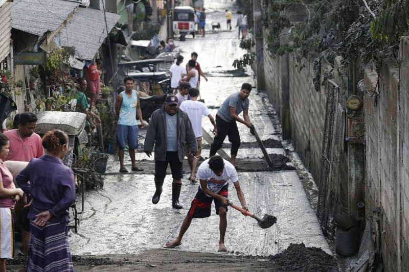Бедствие във Филипините: Над 75 труса през нощта и дъжд от лава