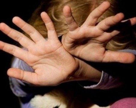 Блудство край Пловдив! Тийнейджър насили 12-годишно момче