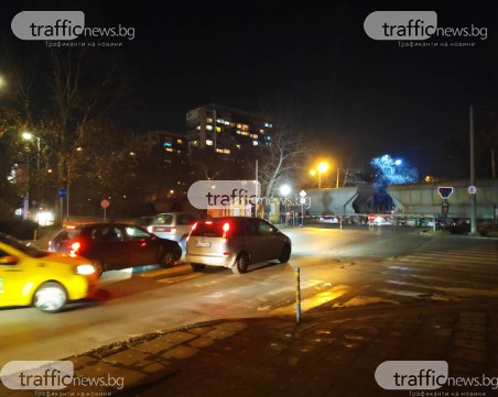 Хаос! Затвориха прелез в Пловдив, влак блокира цял Смирненски