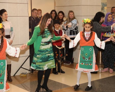 Херо Мустафа се хвана на хоро заедно с роми от Пловдивско