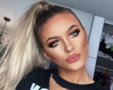 Моделка падна от 30-метрова скала, докато си прави селфи