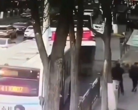 Огромна дупка погълна автобус от градския транспорт в Китай, има загинали