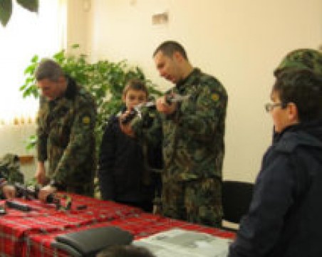 Ученици от Пловдивско се учат да стрелят с и да оказват първа помощ