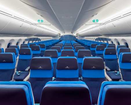 Защо повечето седалки в самолета са сини?