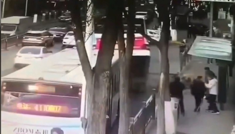 Огромна дупка погълна автобус от градския транспорт в Китай, има загинали