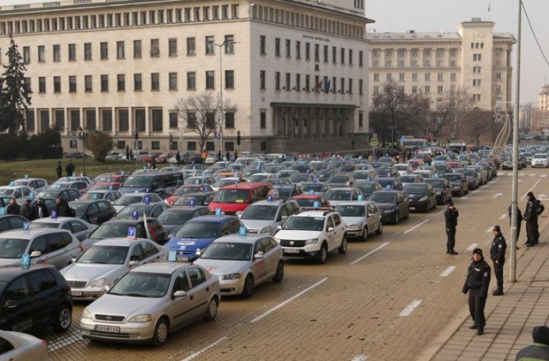 Стотици учебни коли блокираха центъра на София