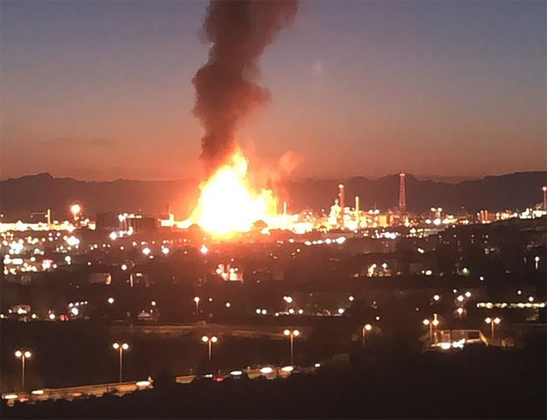 Взрив в нефтохимически завод в Испания, има опасност от химическо обгазяване!