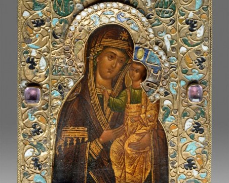 Хванаха семейство плячкосници с антични монети и икони