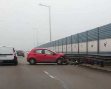 Кола се заби в мантинелата на булеварда към летището в София