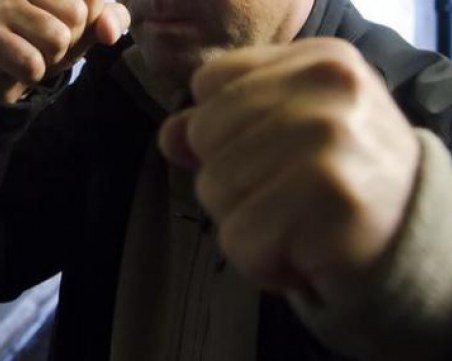 Младеж преби жестоко бившия на приятелката си край Пловдив