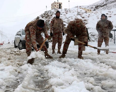 Над 100 вече са жертвите при най-тежкия снеговалеж в историята на Пакистан