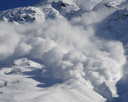 Огромна лавина падна в Хималаите, 70 души загинаха