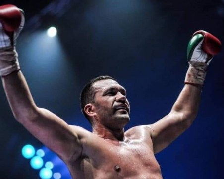 Родни звезди разиграват на търг ръкавиците на Кобрата