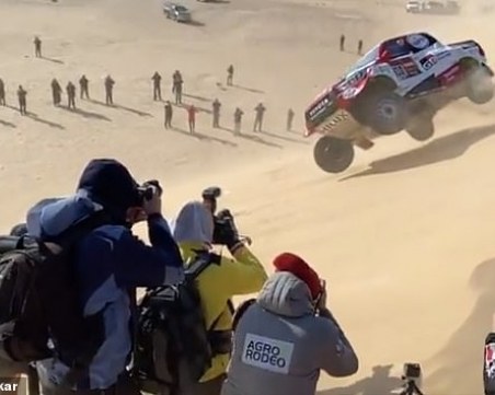 Шампион от Формула 1 със зрелищна катастрофа в дюните на рали Дакар