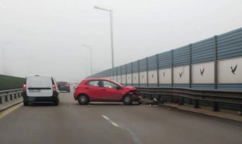Кола се заби в мантинелата на булеварда към летището в София