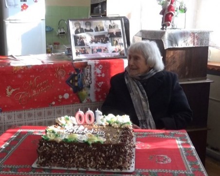 Карловско с още една столетница - баба Радка