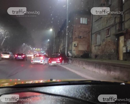 Лек автомобил се натресе в оградата до Бетонния мост