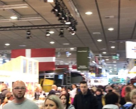 20 незаконни наденици затвориха щанда на Русия в Берлин