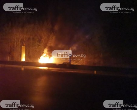 Бус гори на магистрала 