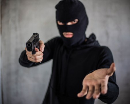 Трима маскирани обраха бензиностанция, задигнаха и машина за винетки