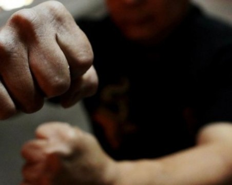 Тийнейджър системно тормози родителите си, преби ги жестоко